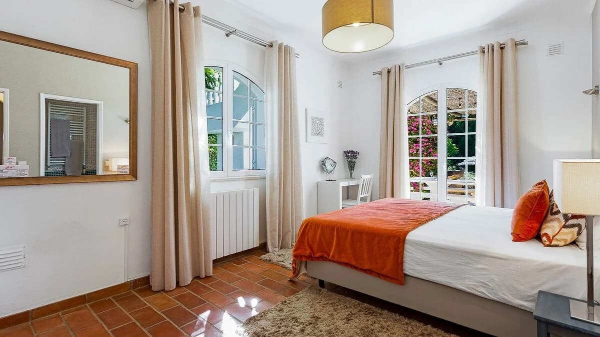 Bedroom 3 — Queen bed at Casa da Parra