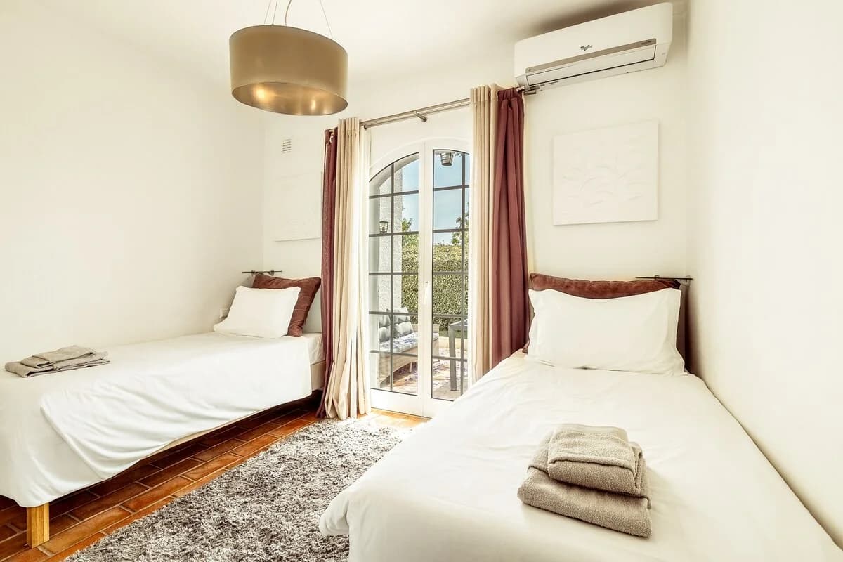 Bedroom 5 — 2 single beds at Casa da Parra